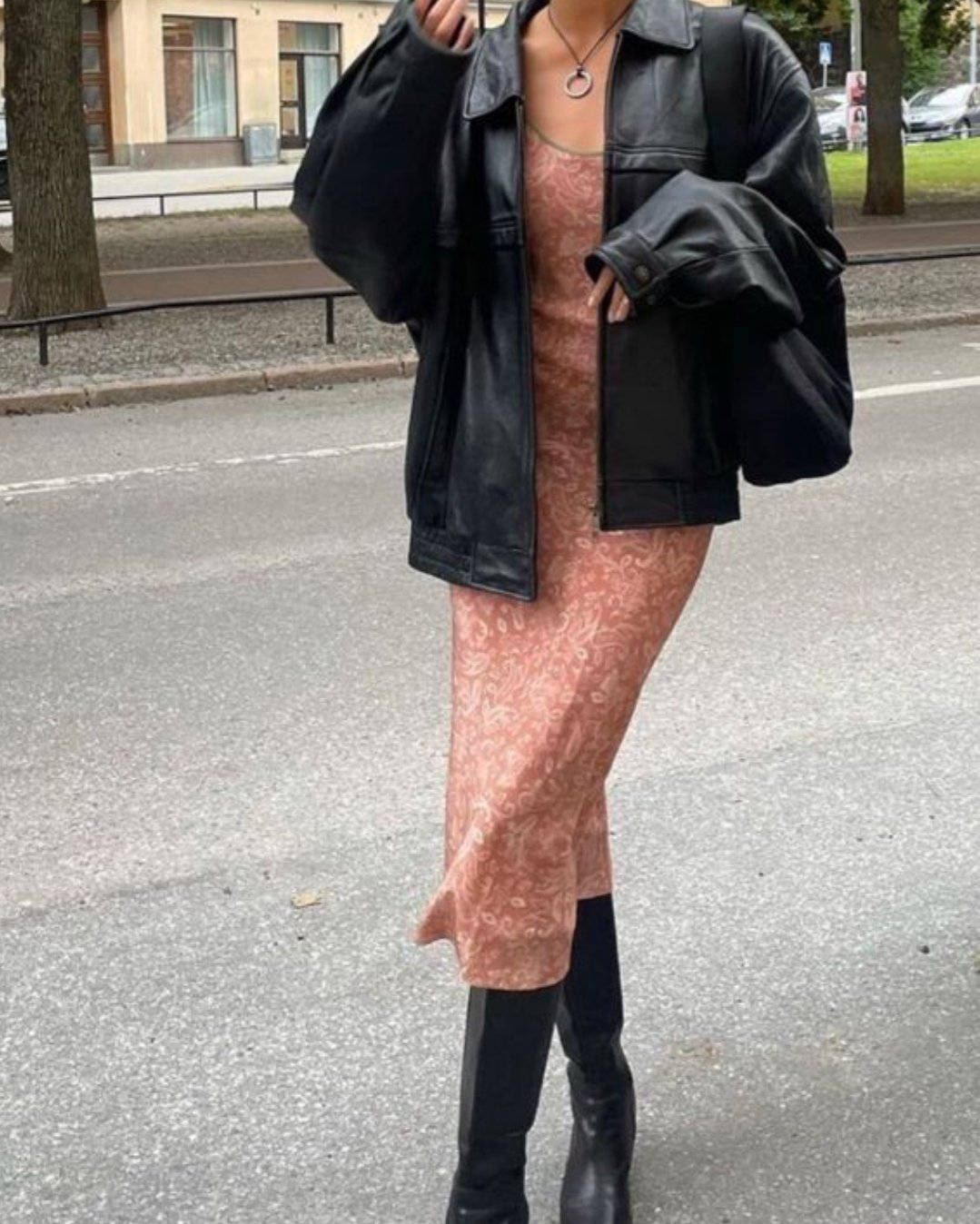 VESTIDO COM BOTA: COMO USAR E SE INSPIRAR EM LOOKS PARA APOSTAR NA TENDÊNCIA

