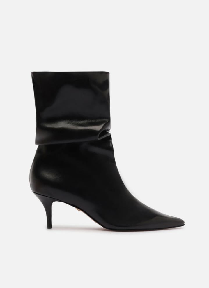 Bota preta couro salto baixo fino slouchy