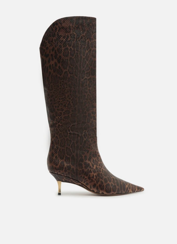 Bota animal print cano longo salto médio fino