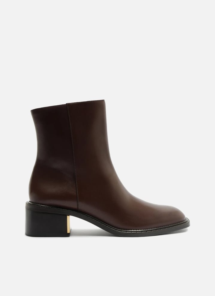 Bota marrom escura couro cano médio bloco metal