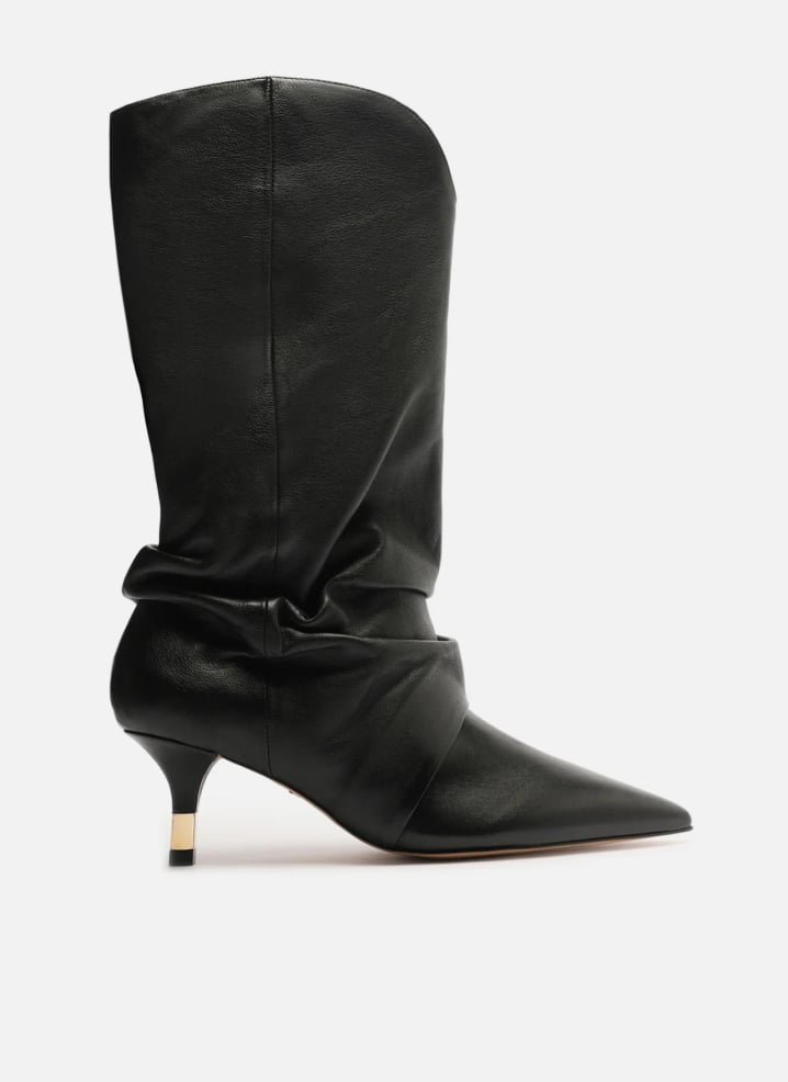 Bota preta couro cano médio salto fino slouch