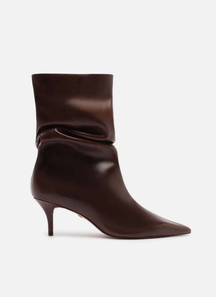 Bota marrom couro salto baixo fino slouchy