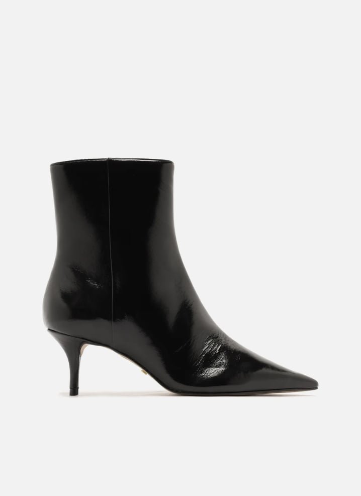 Bota preta couro acetinado cano curto salto baixo