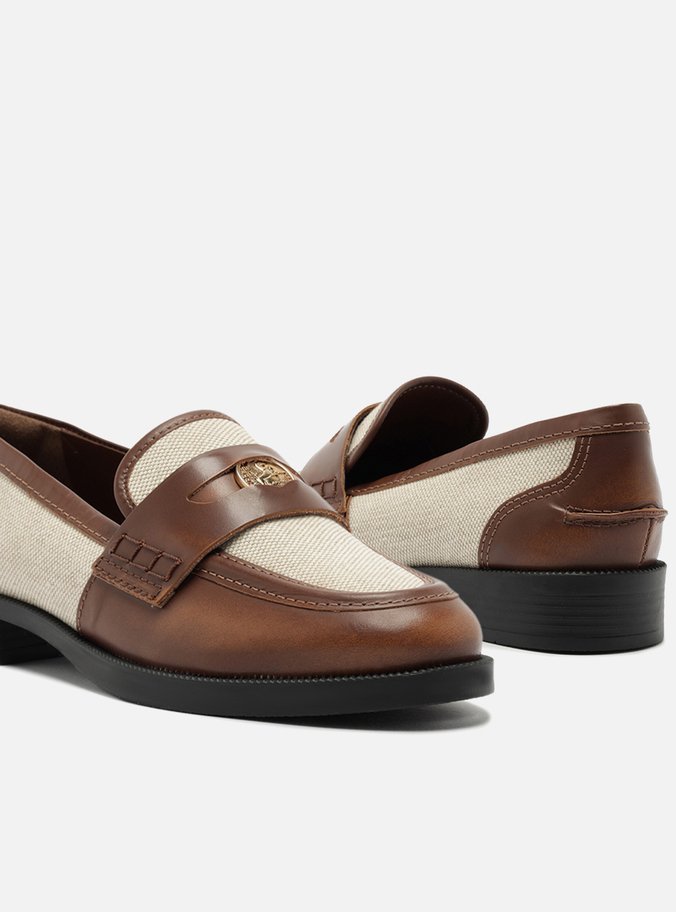 Mocassim Marrom Bimaterial Bico Redondo Medalha