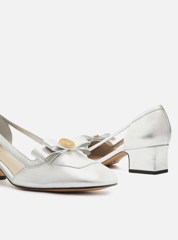 Scarpin Prata Vazado Laço Medalha
