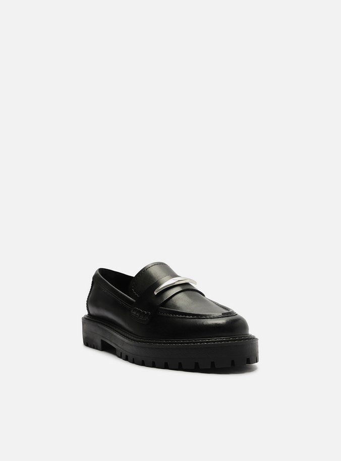 Mocassim Preto Couro Detalhe Metálico Tratorado