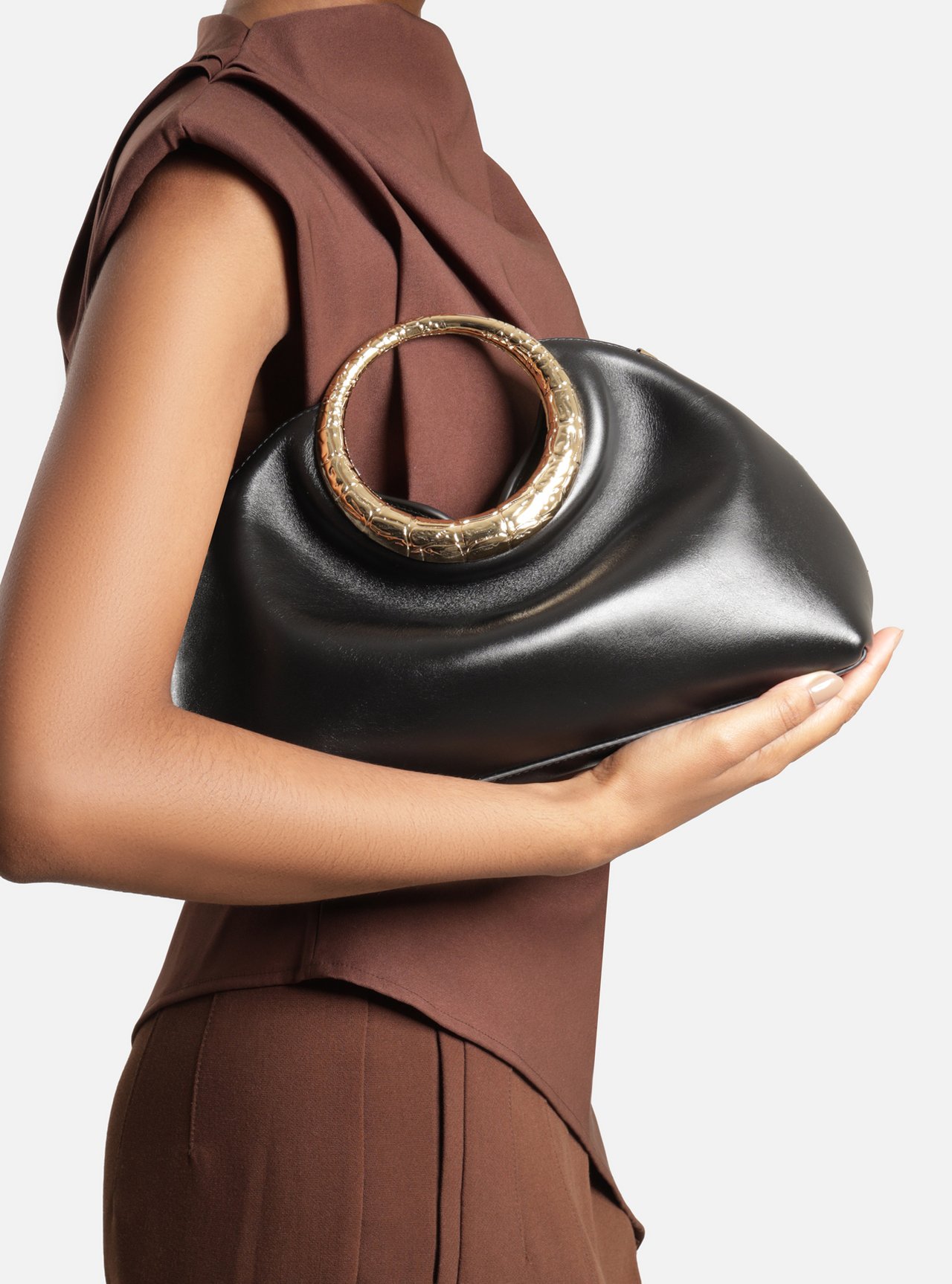 Bolsa Tiracolo Preta Couro Pequena Metais — foto 6