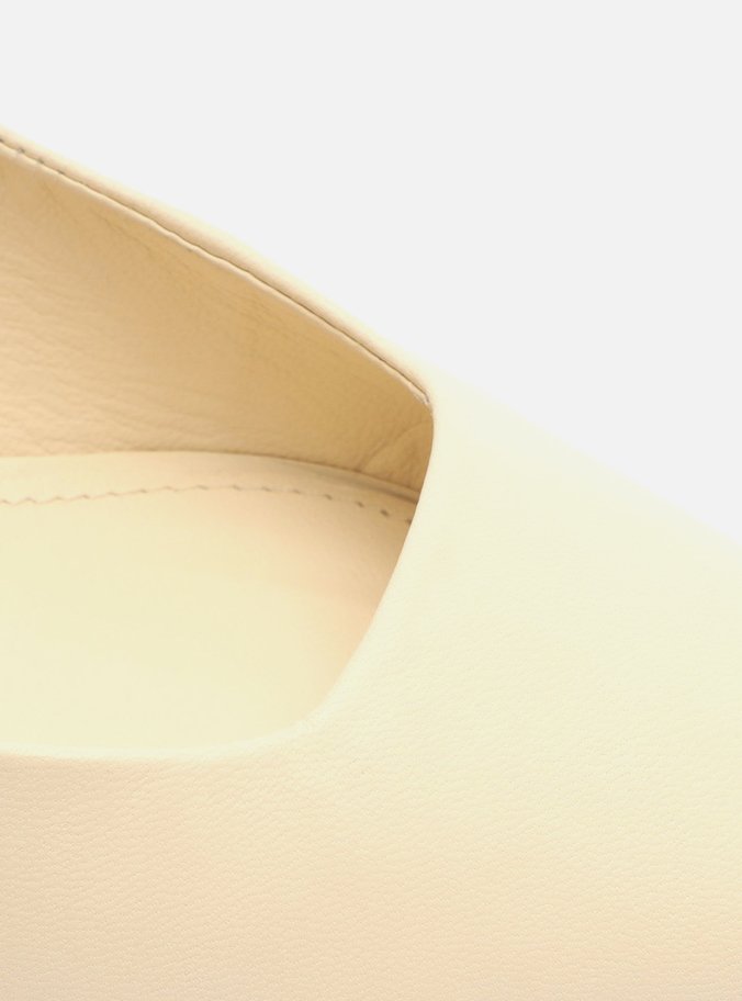Scarpin Off-White Couro Salto Baixo Helena