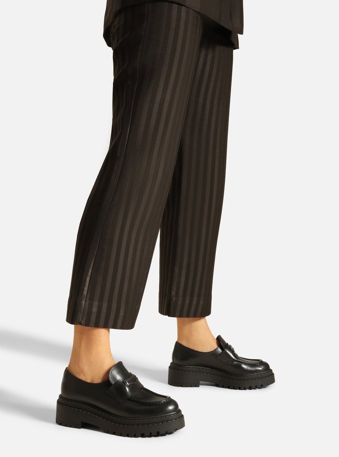 Mocassim Preto Couro Tratorado Tira Metal
