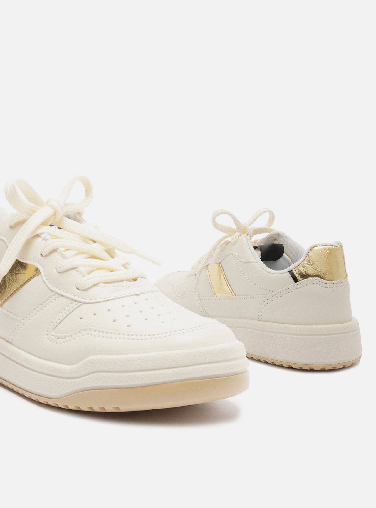 Tênis Off-White Couro Aplicações Dourado — foto 4