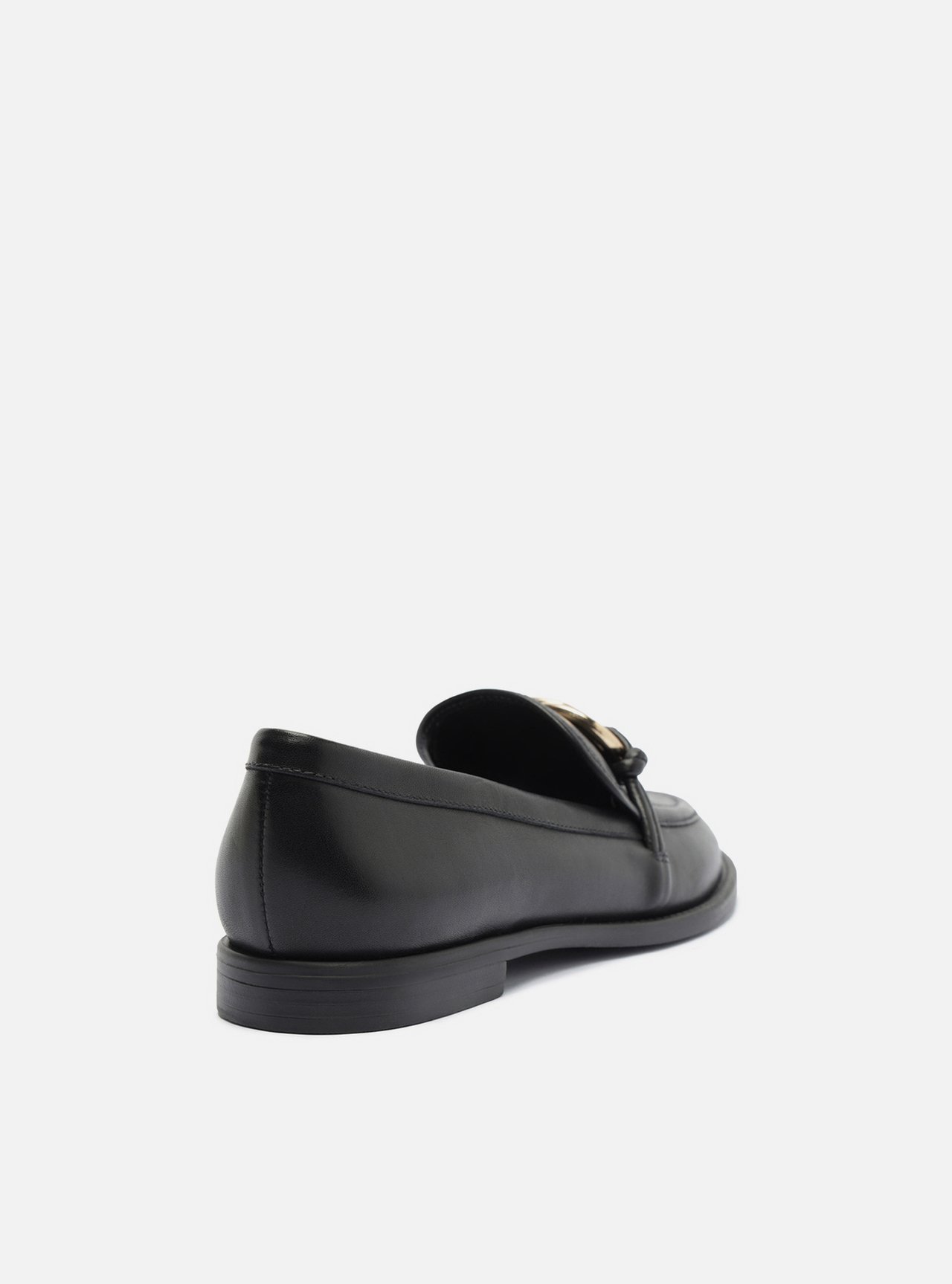 Mocassim Preto Couro Bico Redondo Metais — foto 3