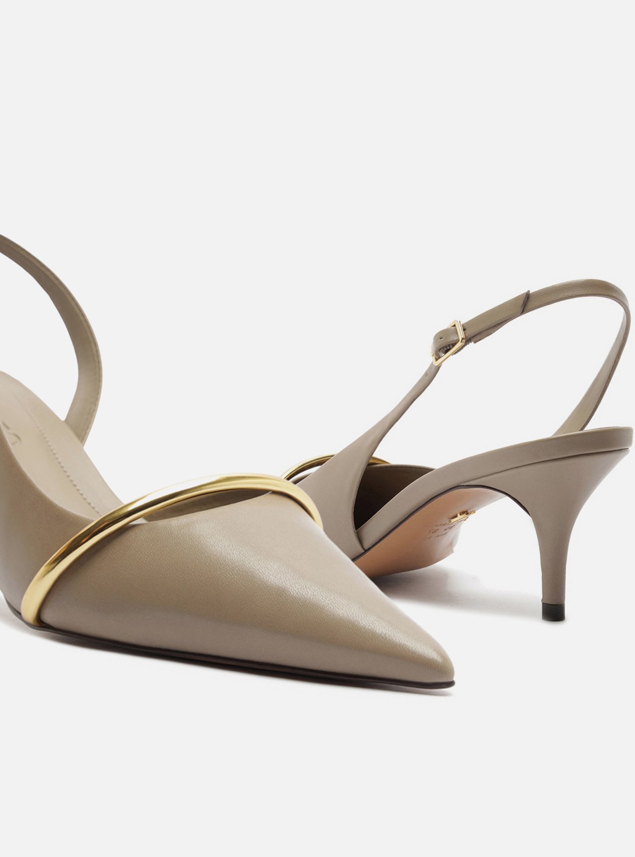 Scarpin Cinza Slingback Salto Fino Metal Dourado — foto 4