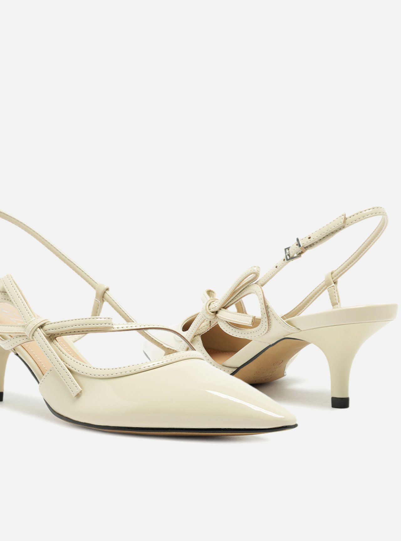 Scarpin Off-White Salto Fino Slingback Laço — foto 4