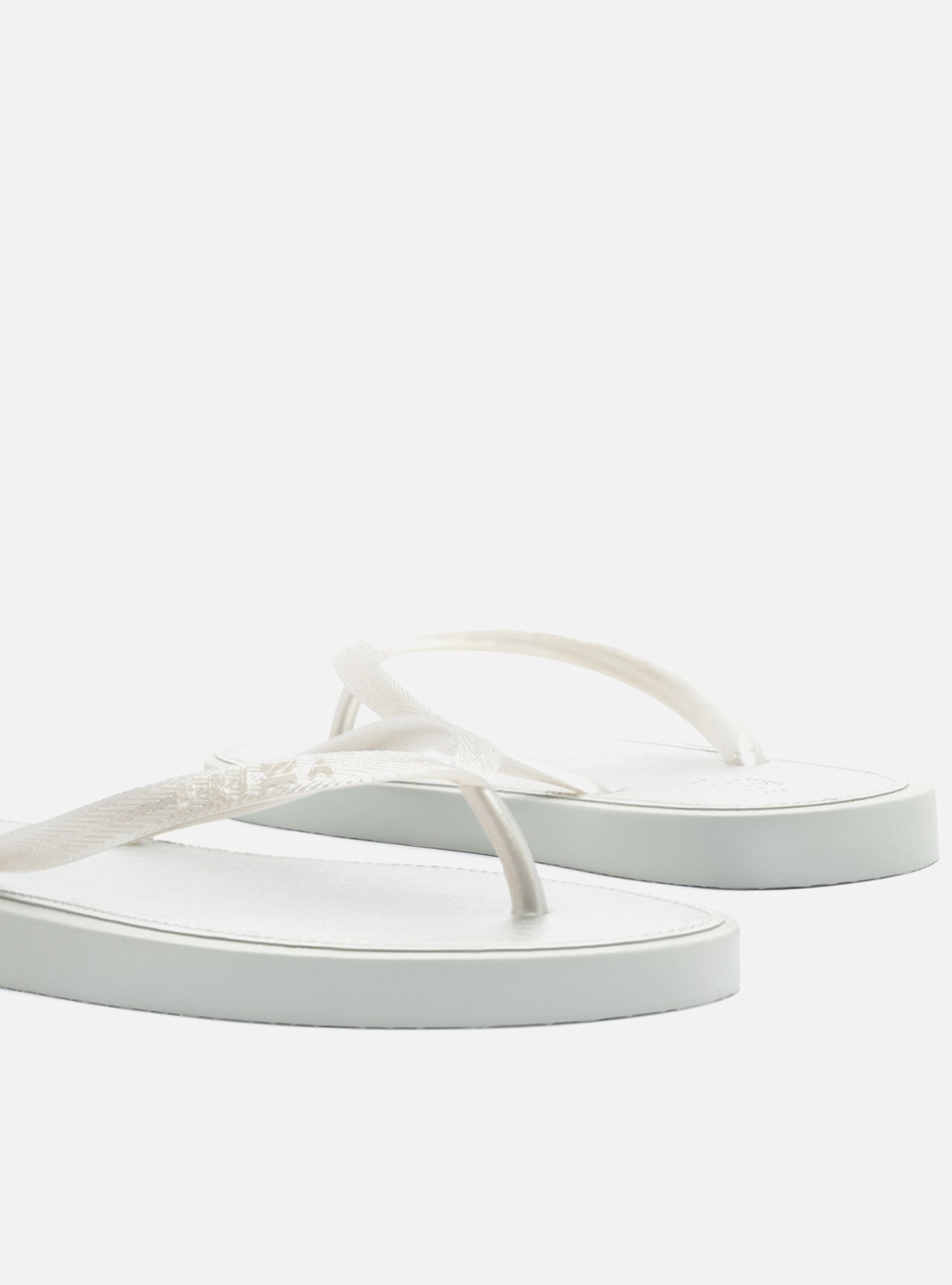 Chinelo de Dedo Metalizado Prata Brizza — foto 4