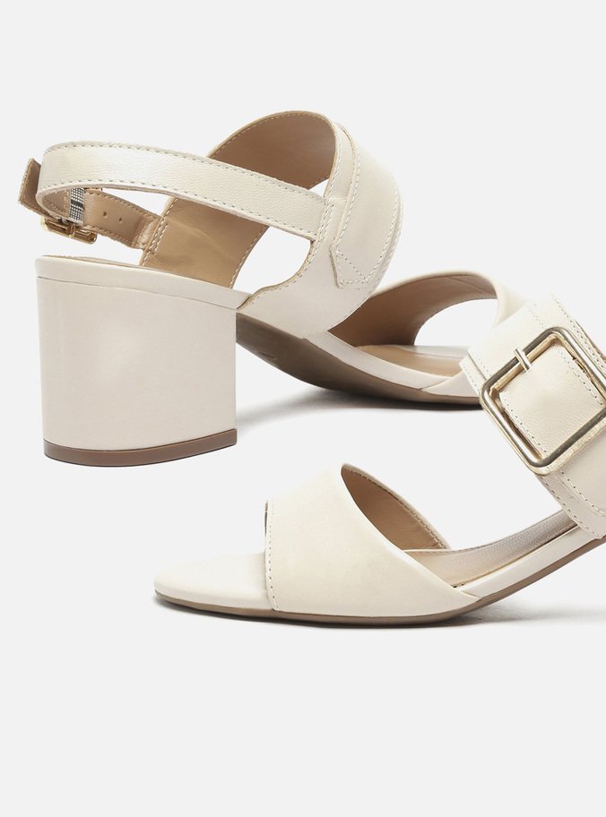 Sandália Off-White Fivela