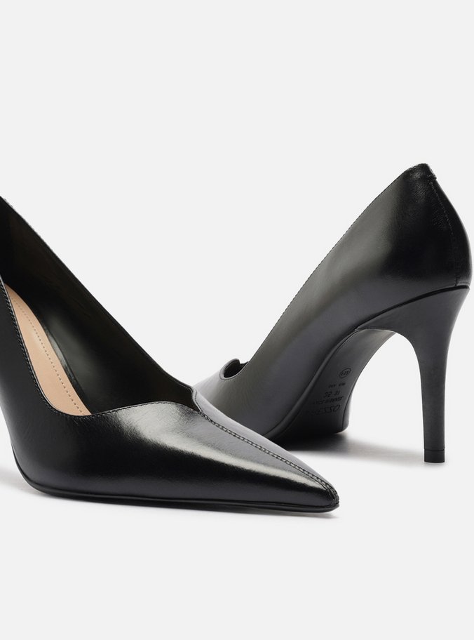 Scarpin Preto Couro Salto Médio Fino V