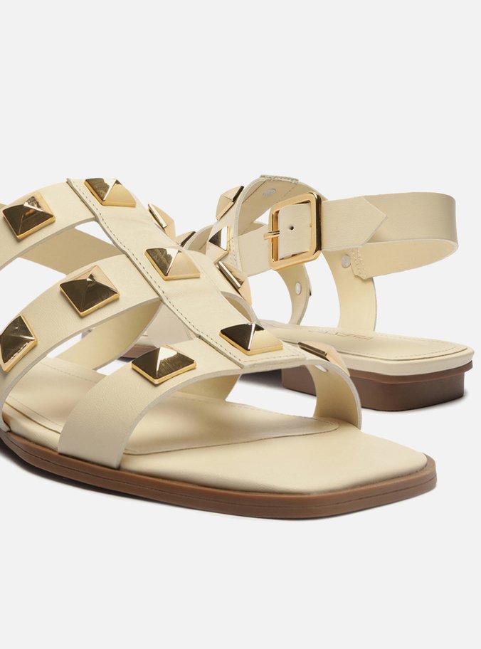Sandália Rasteira Off-White Couro Tiras Studs