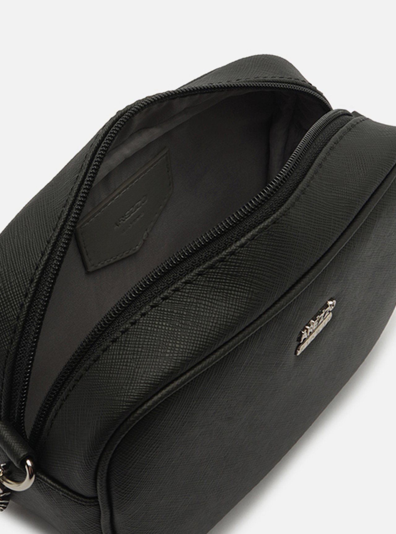 Bolsa Tiracolo Preta Pequena Corrente Metálica — foto 4