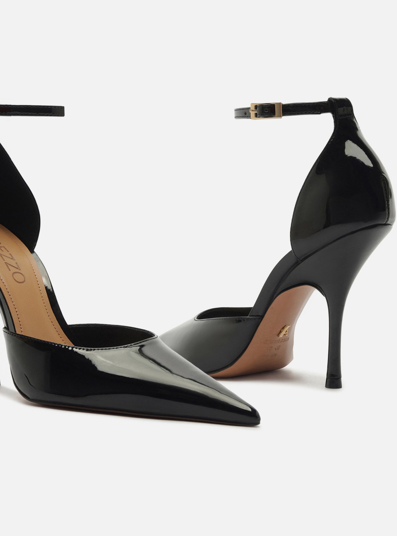 Scarpin Preto Verniz Salto Alto Fivela — foto 4