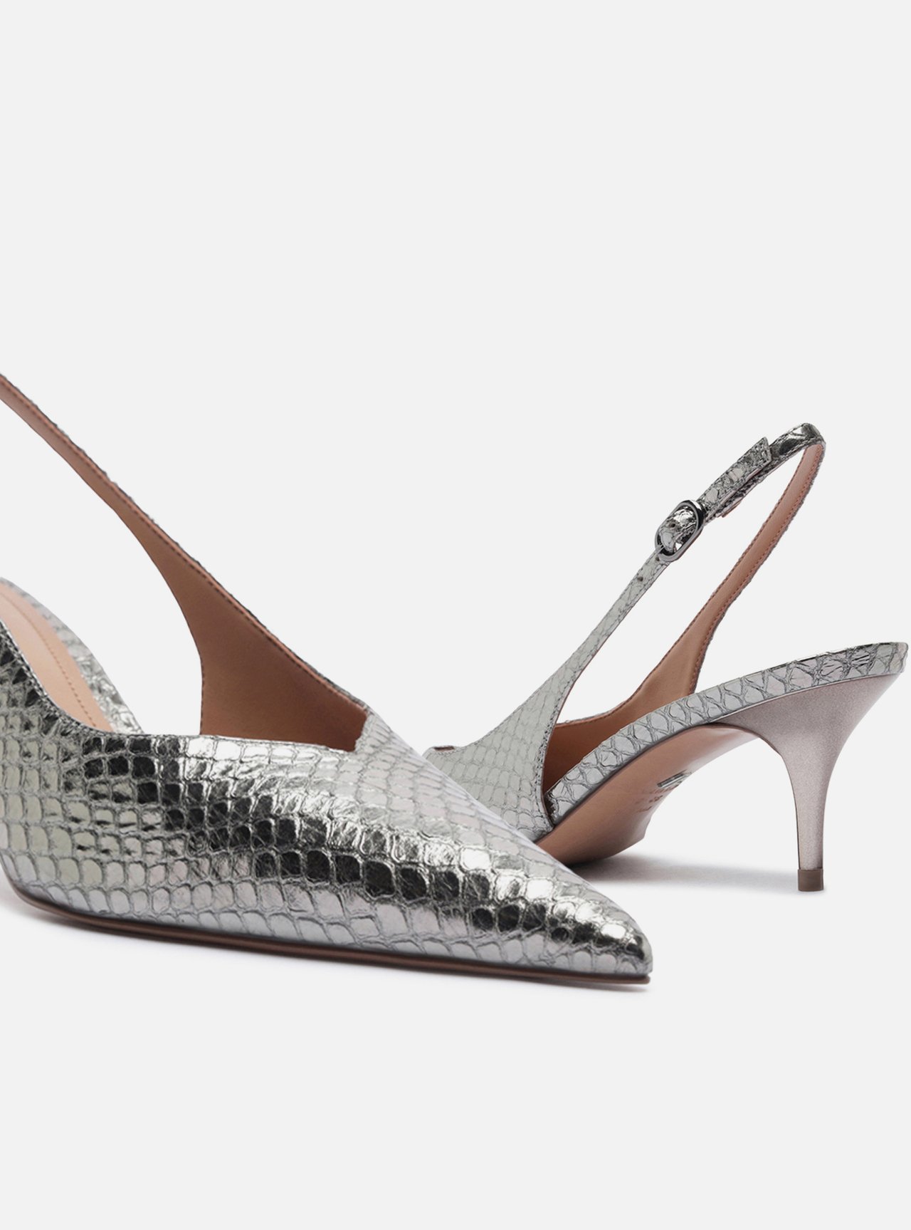 Scarpin Prateado Couro Salto Fino Fivela Slingback — foto 4
