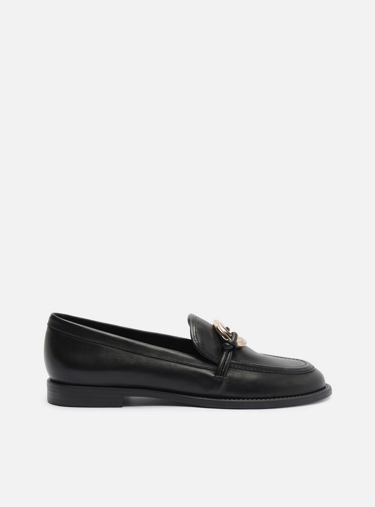 Mocassim Preto Couro Bico Redondo Metais — foto 1