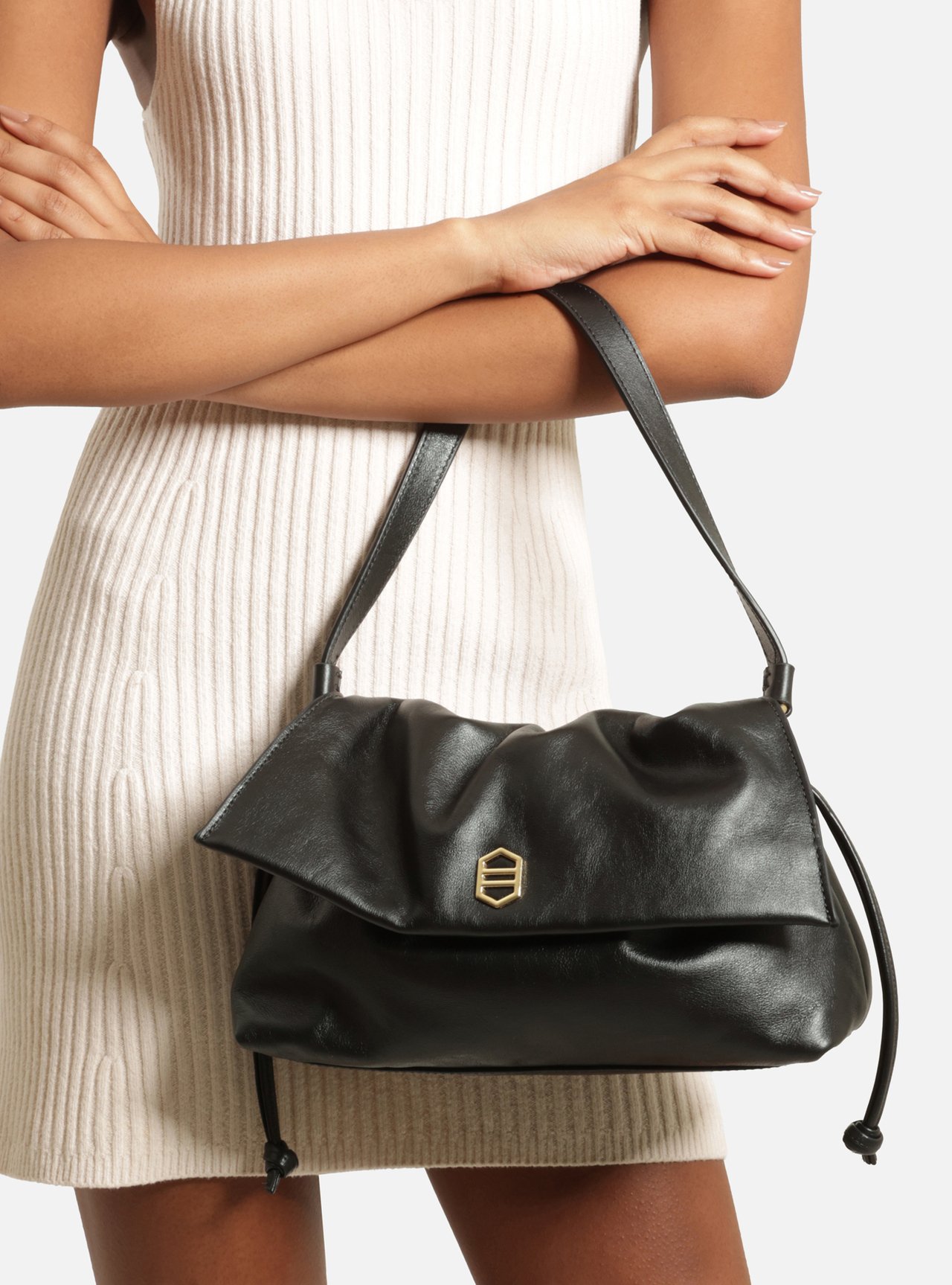 Bolsa Tiracolo Preta Couro Média Franzida — foto 6
