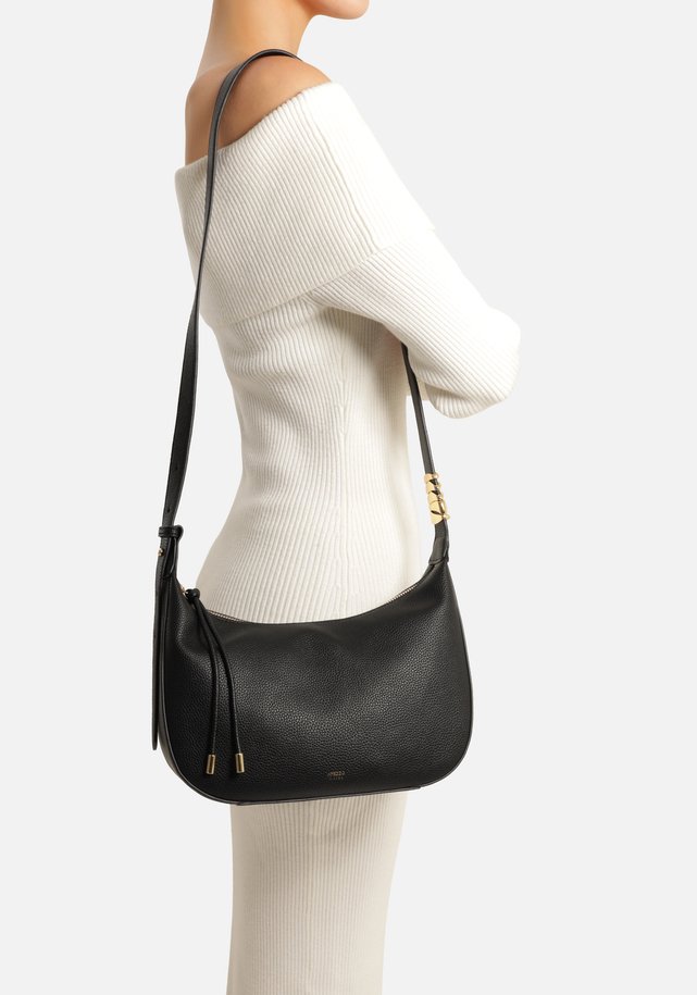 Bolsa Hobo Preta Média Granulada Metais Dourados