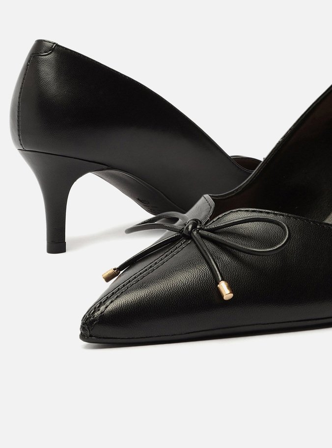 Scarpin Preto Couro Salto Médio Fino Laço