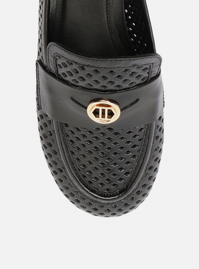 Mocassim Preto Couro Bico Redondo Vazado Metal