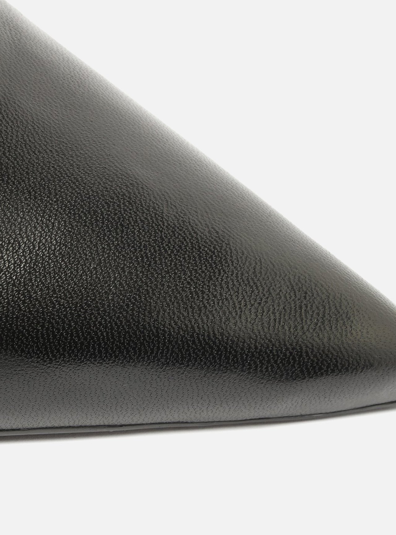 Scarpin Preto Couro Salto Baixo Fino Bico Fino — foto 7