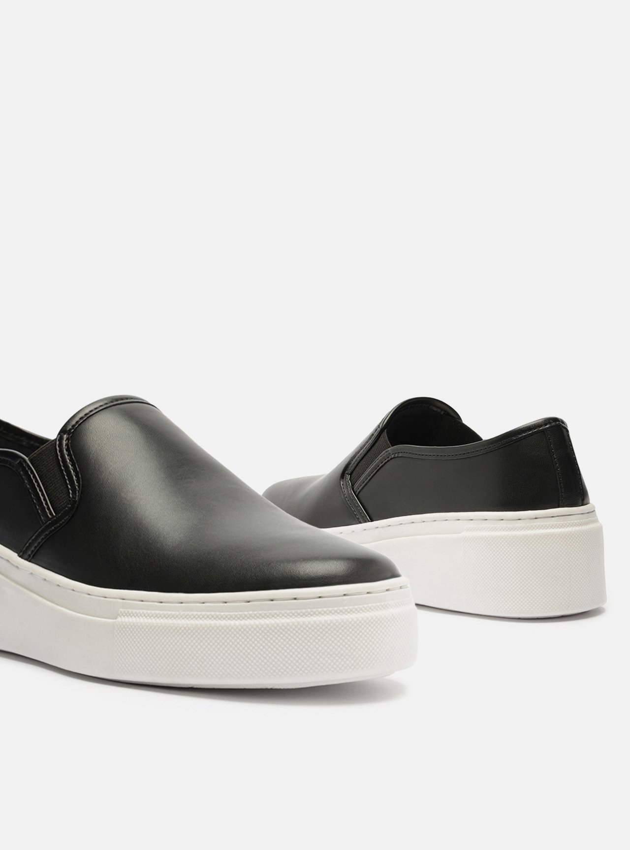 Tênis Slip On Preto Sola Alta Básico — foto 4