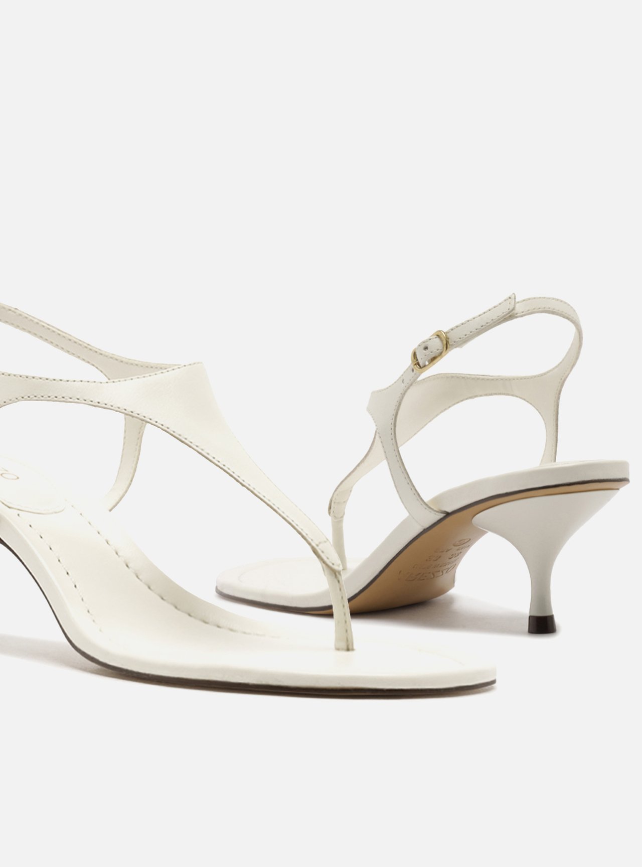 Sandália Off White Couro Salto Kitten Thong Tornozeleira — foto 4