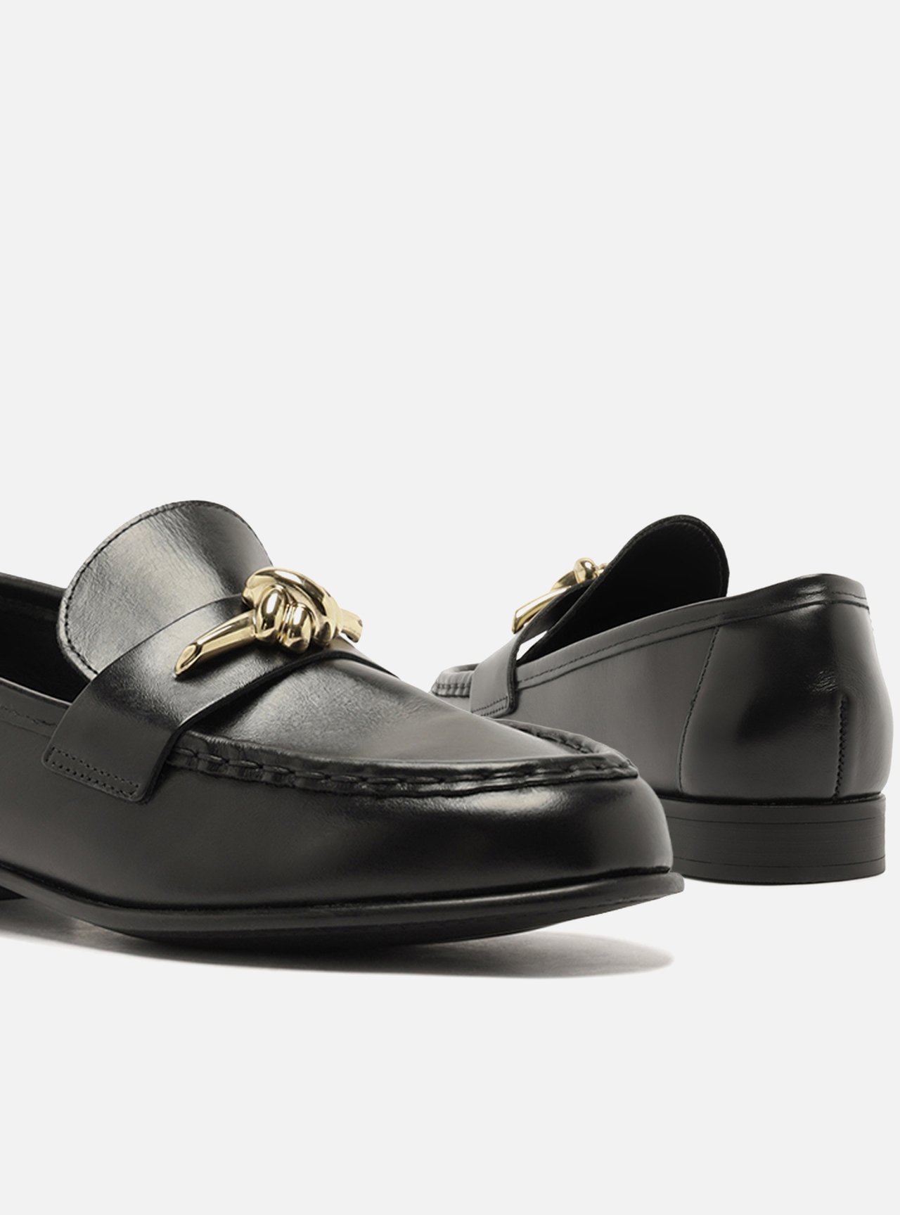Mocassim Preto Couro Bico Redondo Metal Nó — foto 4
