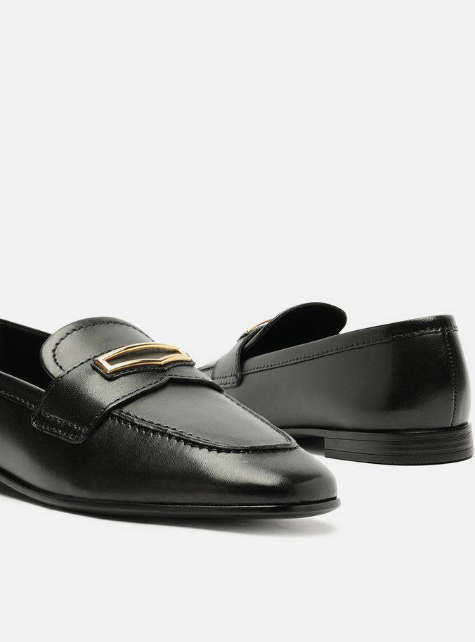 Mocassim Preto Couro Tira Metal