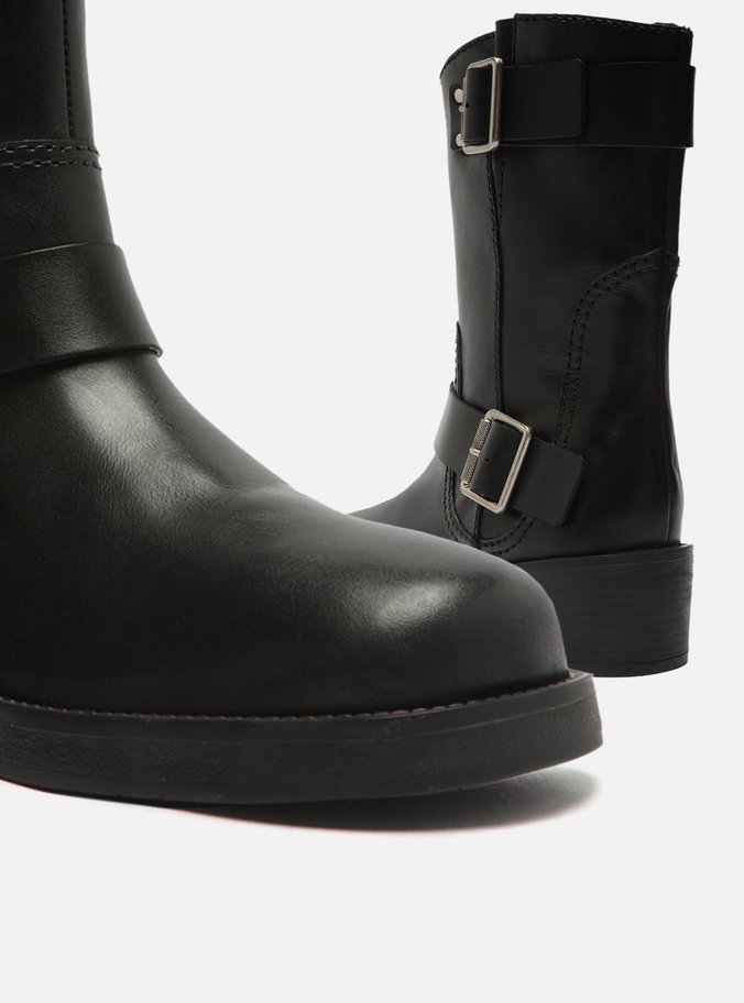 Bota Preta Couro Cano Médio Fivelas