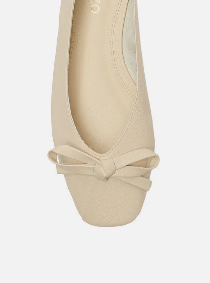 Sapatilha Off-White Couro Bico Quadrado Laço