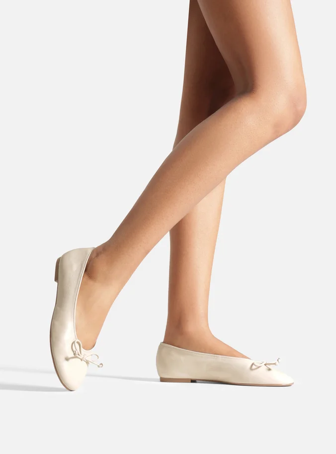 Sapatilha Off White Couro Bico Redondo Laço Básica