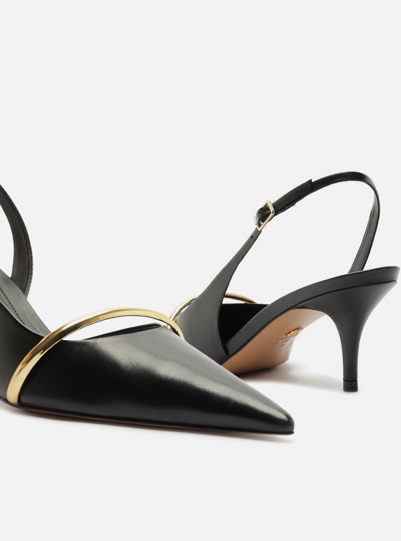 Scarpin Preto Slingback Salto Fino Metal Dourado — foto 4