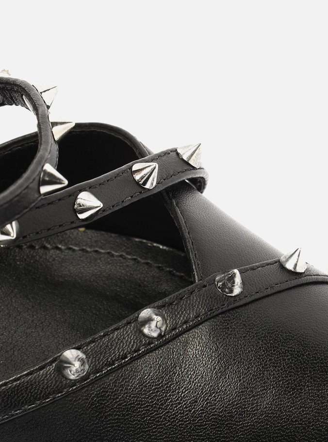 Scarpin Preto Couro Bico Fino Tiras Spikes