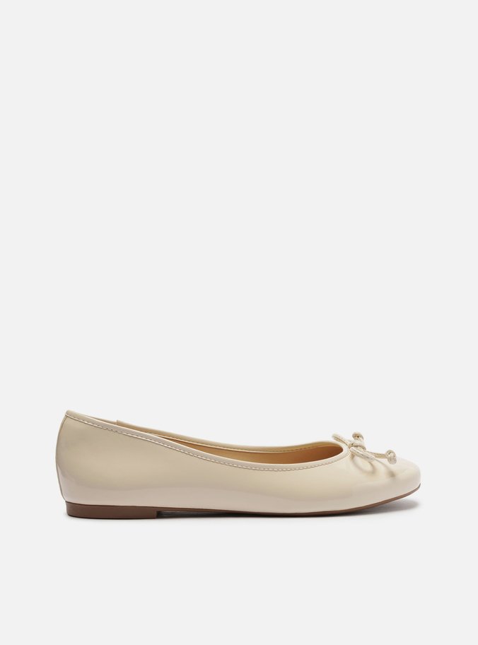 Sapatilha Off-White Verniz Bico Redondo Básica