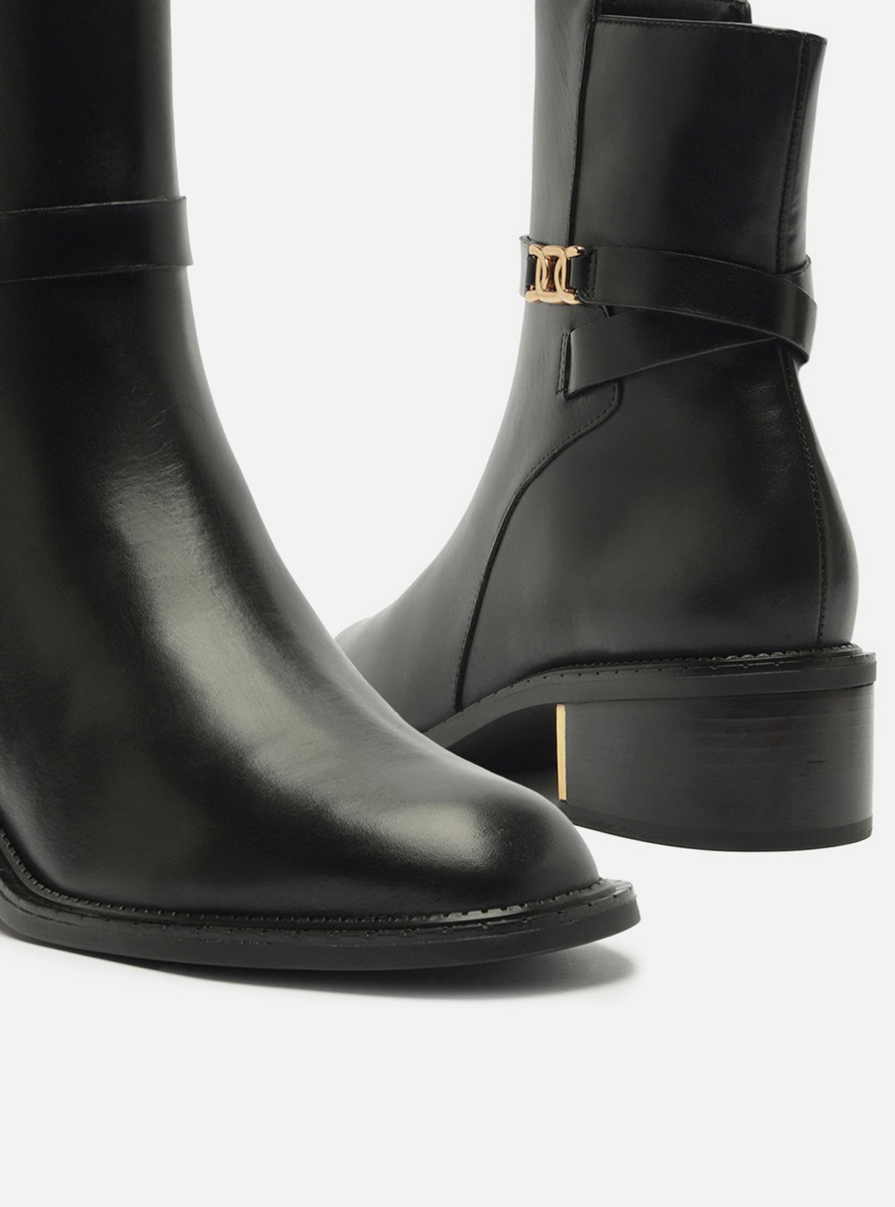 Bota Preta Couro Cano Curto Tira Metal — foto 4