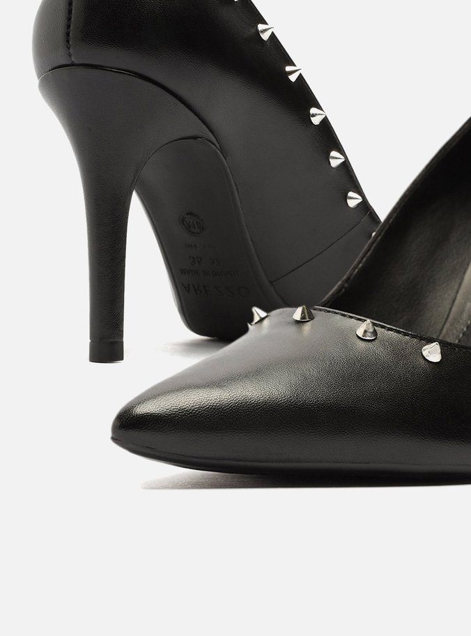 Scarpin Preto Couro Bico Fino Spikes