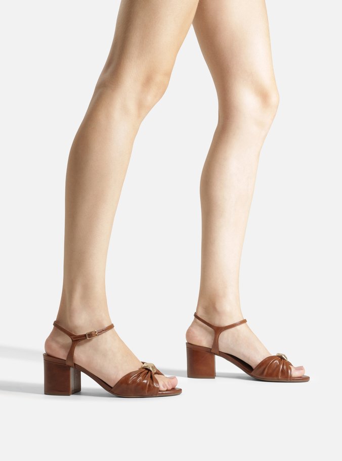 Sandália Marrom Couro Salto Médio Bloco Metal Batido