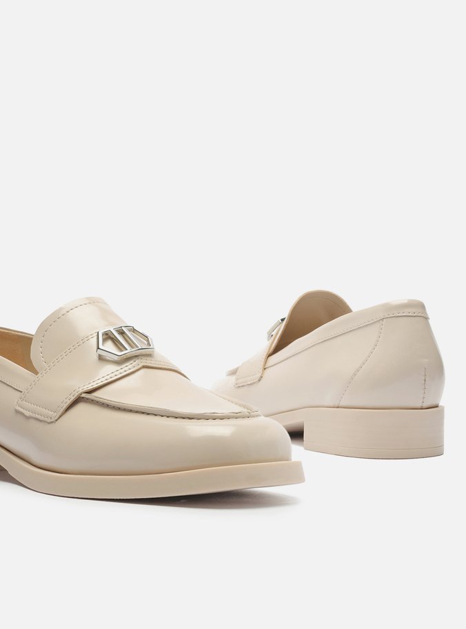 Mocassim Nude Bico Redondo Tira Metal