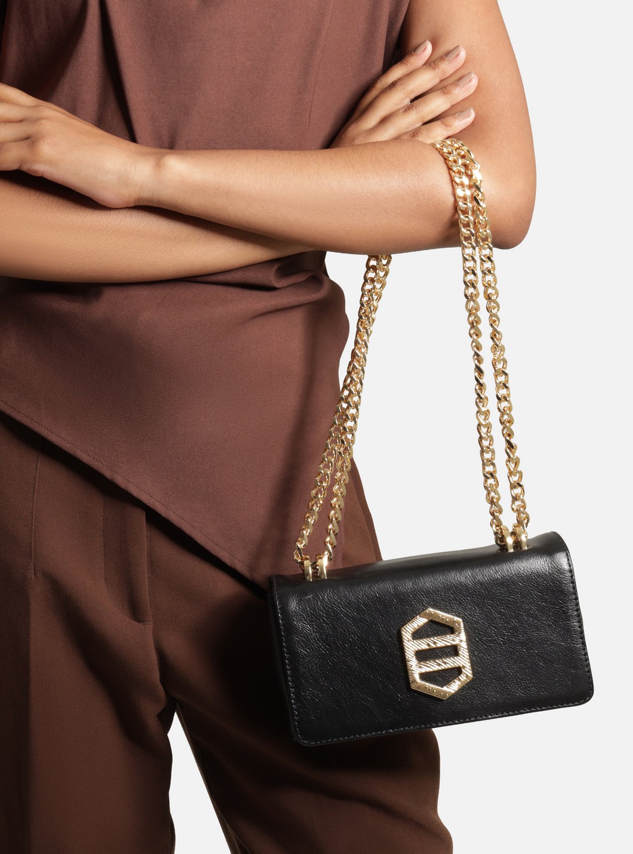 Bolsa Tiracolo Preta Couro Pequena Corrente Dourada — foto 7