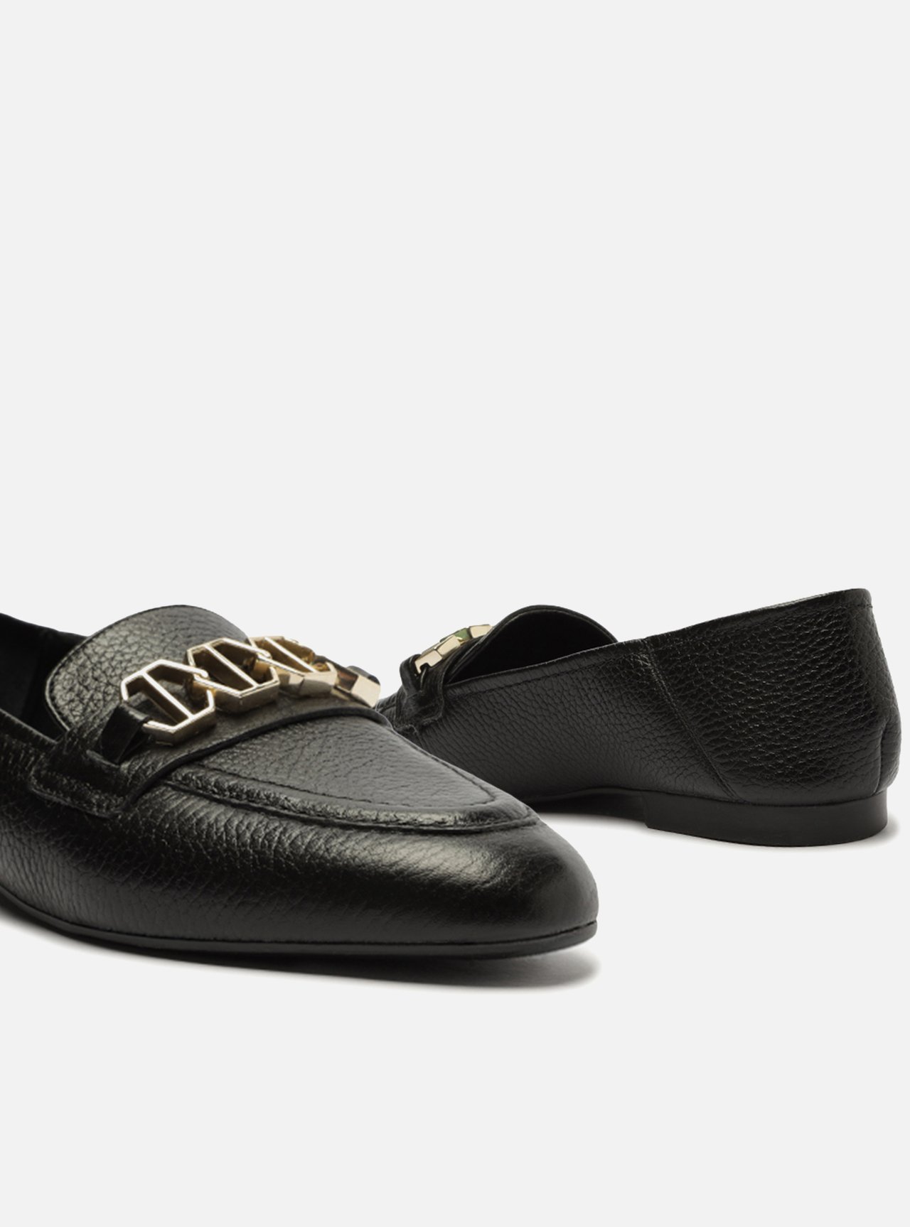 Mocassim Preto Couro Bico Redondo Metais — foto 4