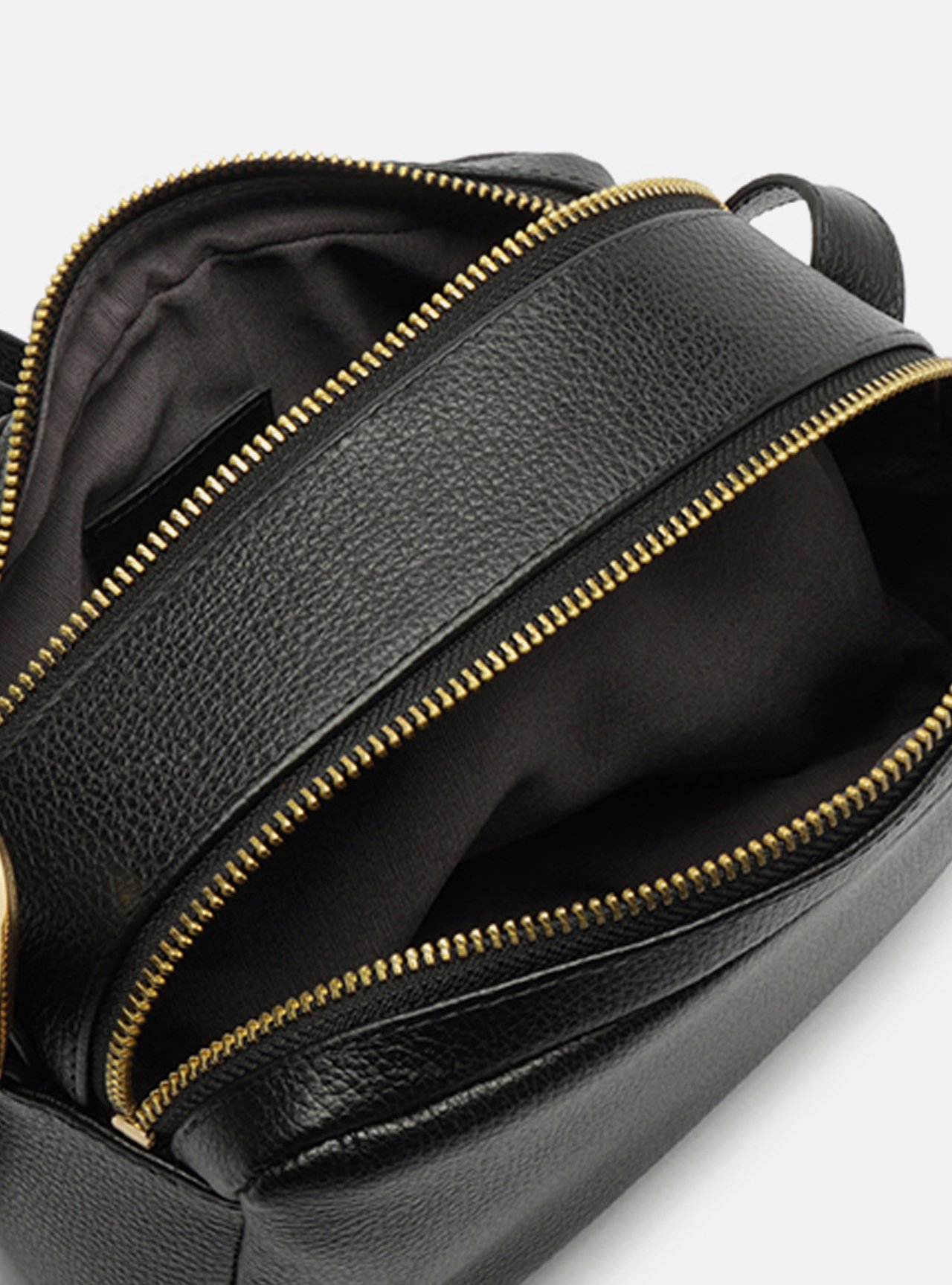 Bolsa Tiracolo Preta Couro Pequena Fivela Dourada — foto 4
