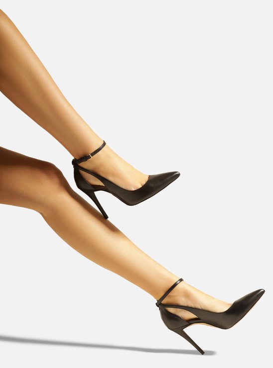 Scarpin Preto Couro Bico Fino Recorte