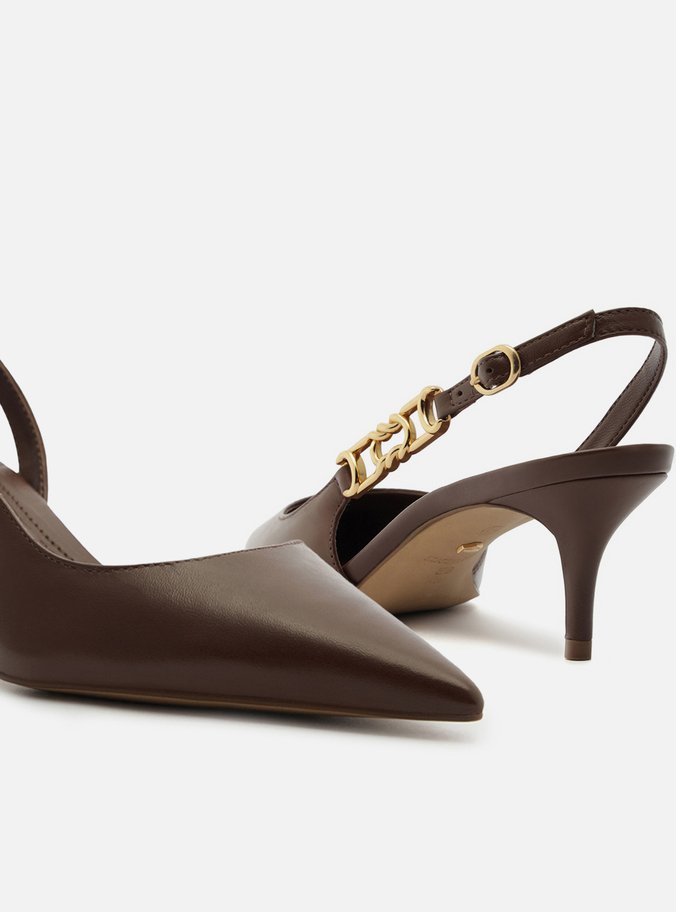 Scarpin Marrom Couro Bico Fino Detalhe Metal