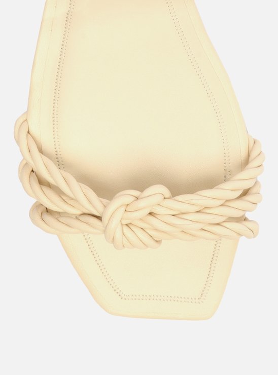 Sandália Rasteira Off-White Tiras Torcidas Nó